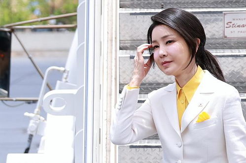 金建希在公众场合神情疲惫