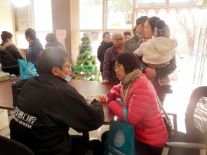 居民聚集讨论现场照片