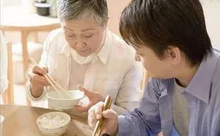 一位母亲在手机上查看辟谣信息