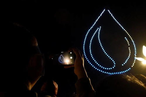 无人机组成的笑脸图案