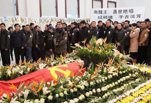 群众在追悼会上献花悼念蒋仲超