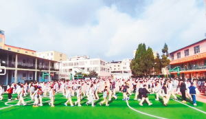 图片内容：一个孩子在学校操场玩耍