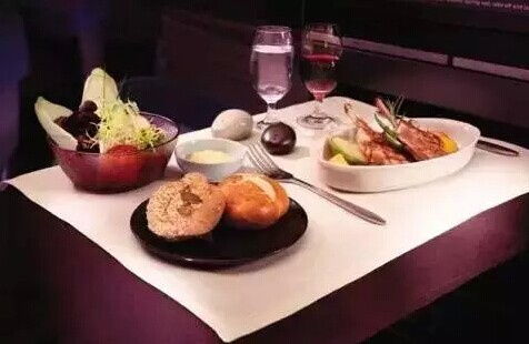 一位年轻人认真准备晚餐的画面