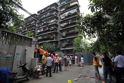 深圳某小区突发异响震动，783人紧急疏散！现场视频曝光引热议