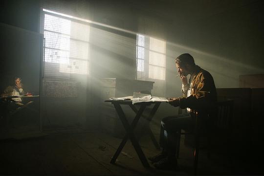 电影中阳光透过窗户洒在角色身上的画面