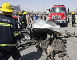 消防车辆抵达爆炸现场进行救援