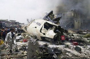 印度空难幸存者进入救护车