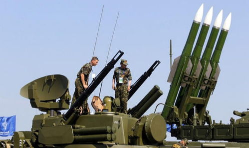 乘客展示手机中拍摄到的导弹飞行画面