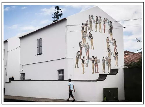 德黑兰街头人们驻足观望