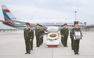 机场迎接撤侨人员的场景