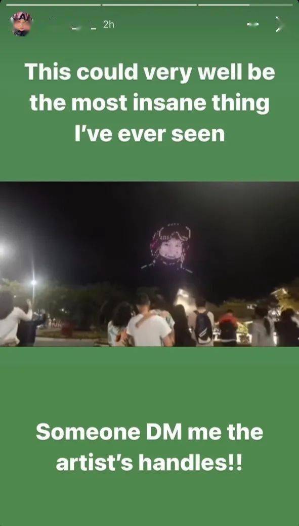 无人机灯光秀现场观众欢呼