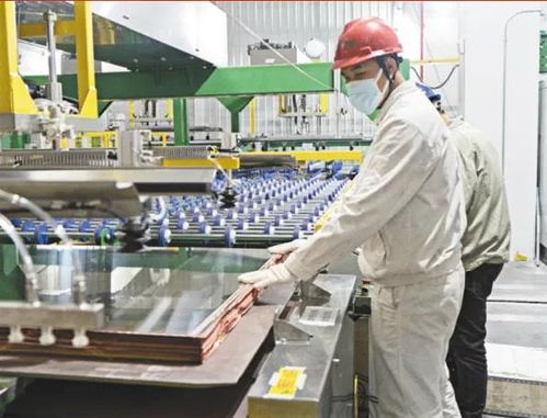 农田边的科技人员在调试设备