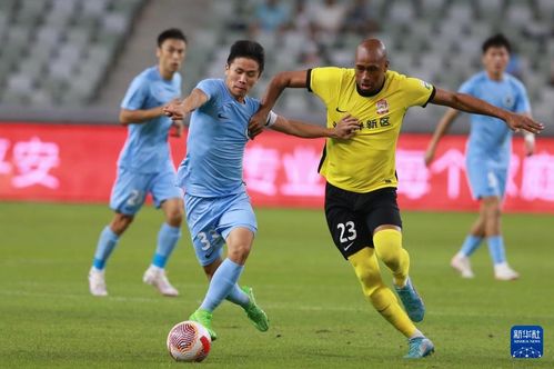 青岛西海岸球员奋力拼抢