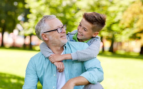 老人和孙子在城市阳台上玩耍