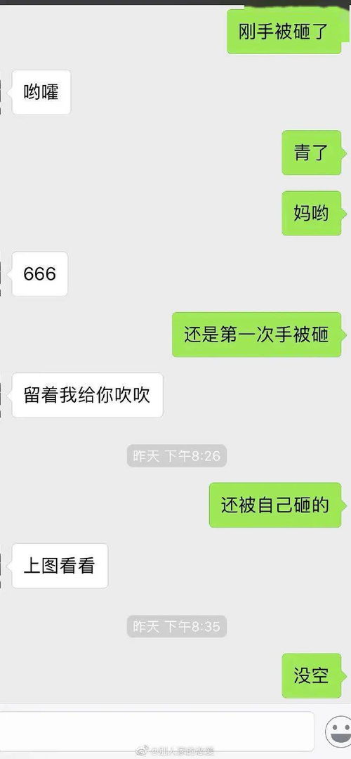 拆开快递包裹露出微笑的女孩