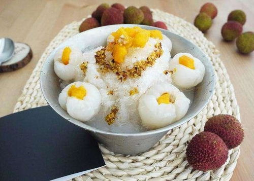 一碗冰镇荔枝果肉放在桌上