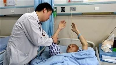 肖妍倪躺在病床上接受治疗