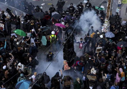 奥兰治县抗议现场冲突画面