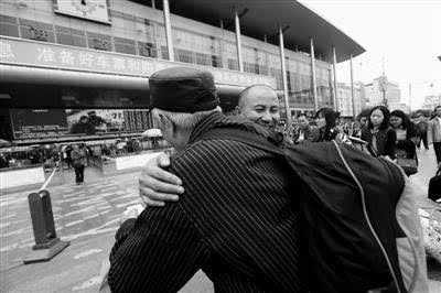 12岁误吞牙刷不敢告诉家人，64岁才取出：杨大爷的52年体内‘陪伴’