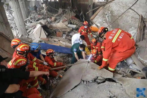 救援人员在现场搜救画面