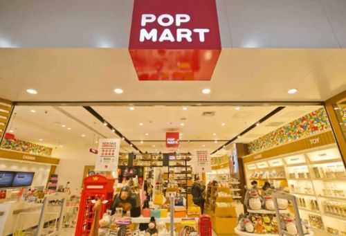 泡泡玛特门店前人群拥挤