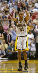 步行者球迷庆祝胜利