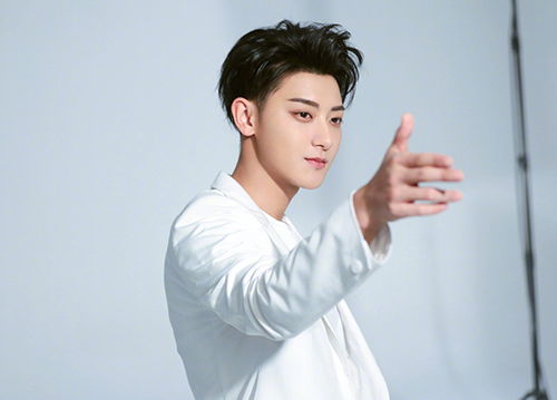 黄子韬做卫生巾引热议，透明工厂能否打破行业黑幕？