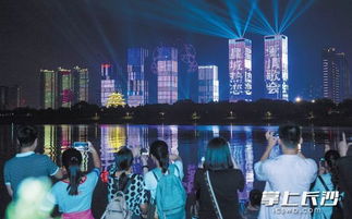 市民在江边观看无人机灯光秀