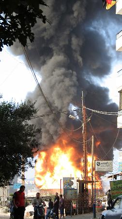 德黑兰油库被炸后浓烟滚滚