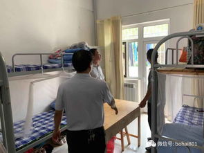 教体局工作人员进入宿舍检查现场