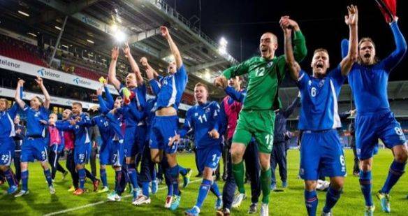 白岩松踢球摔倒引热议 网友：谁还没个青春失误？