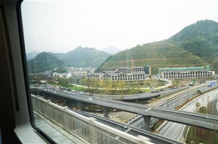 高铁窗外风景快速掠过