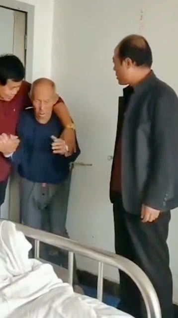 父亲陪伴孩子医院治疗场景