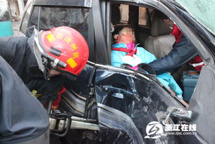 公交车副驾驶疑似气瓶图片