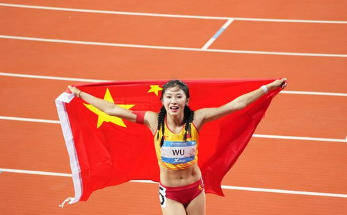 吴艳妮领奖台高举国旗