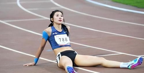 吴艳妮赛场外的时尚造型