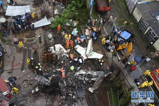 印度坠机事故现场救援人员工作场景