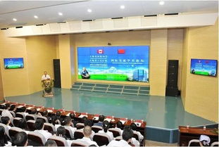 会议室内人们讨论国际合作协议