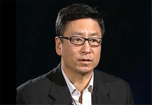 白岩松与朋友踢球互动场景