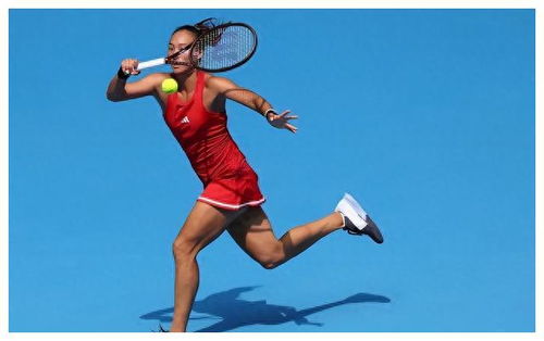 郑钦文在场上努力拼搏