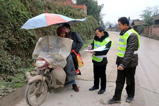 地铁工作人员正在劝导携带板凳的乘客