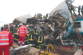 消防队员在爆炸现场展开救援