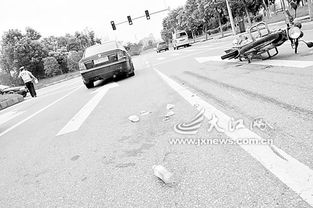 事故现场警车与刹车痕迹