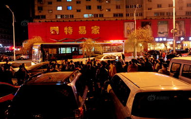 沈阳公交事故群众围观现场