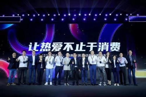 观众在家中观看京东618开心夜直播