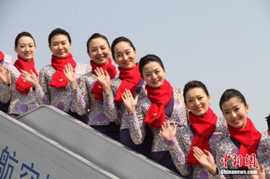 小林微笑着向镜头挥手告别