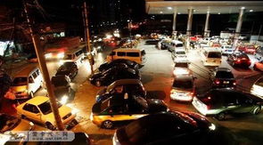 油价又涨了！今晚加满一箱油多花10元，车主们怎么应对？