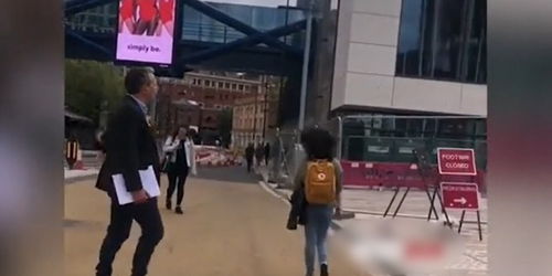 人们在街头观看新闻直播