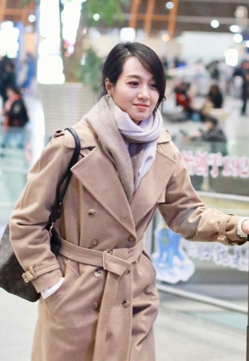 朱丹微笑看向镜头的画面