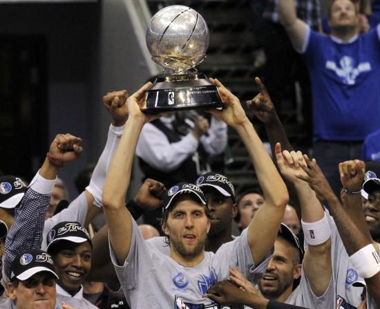 ZywOo举起奖杯庆祝胜利